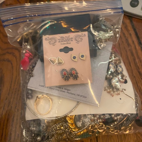 Assorted Jewelry Bag with modern and vintage jewelry 2lb lot bundle - Picture 6 of 12